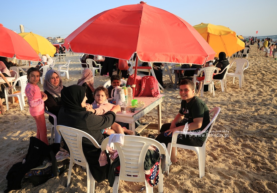 شاطئ بحر غزة المتنفّس الوحيد لأهالي القطاع المحاصر (21).JPG