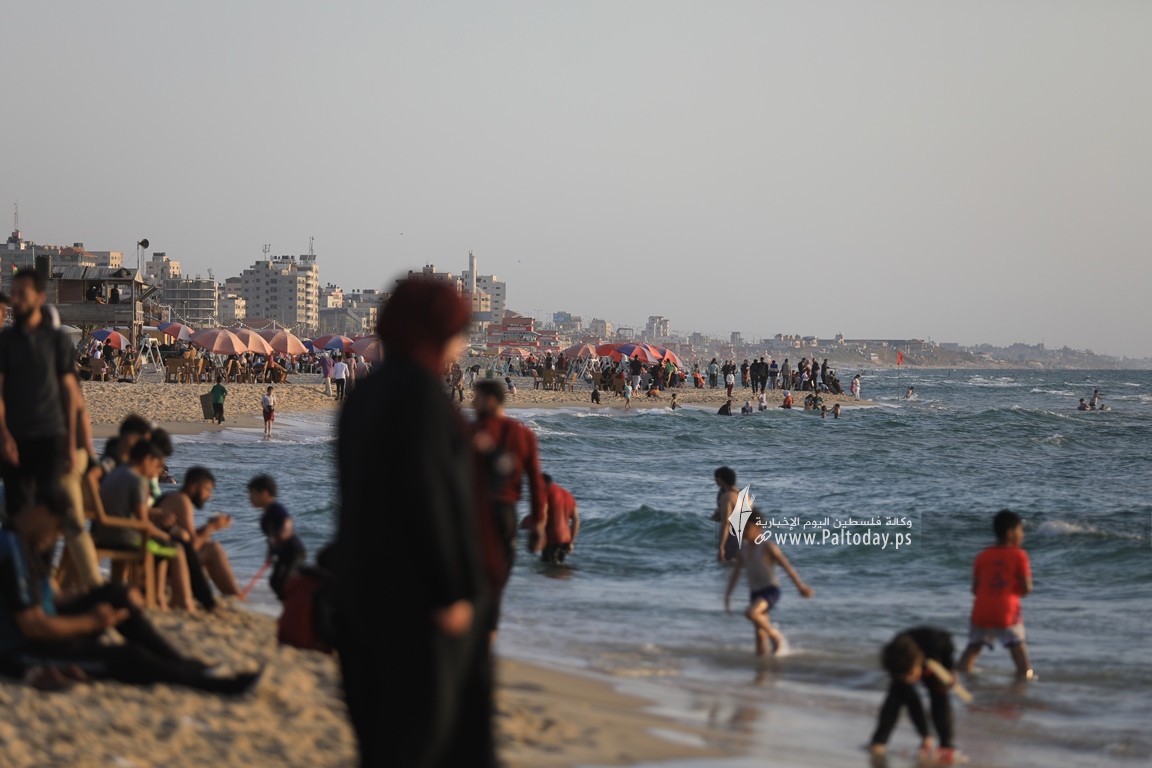  شاطئ بحر غزة المتنفّس الوحيد لأهالي القطاع المحاصر (13).JPG