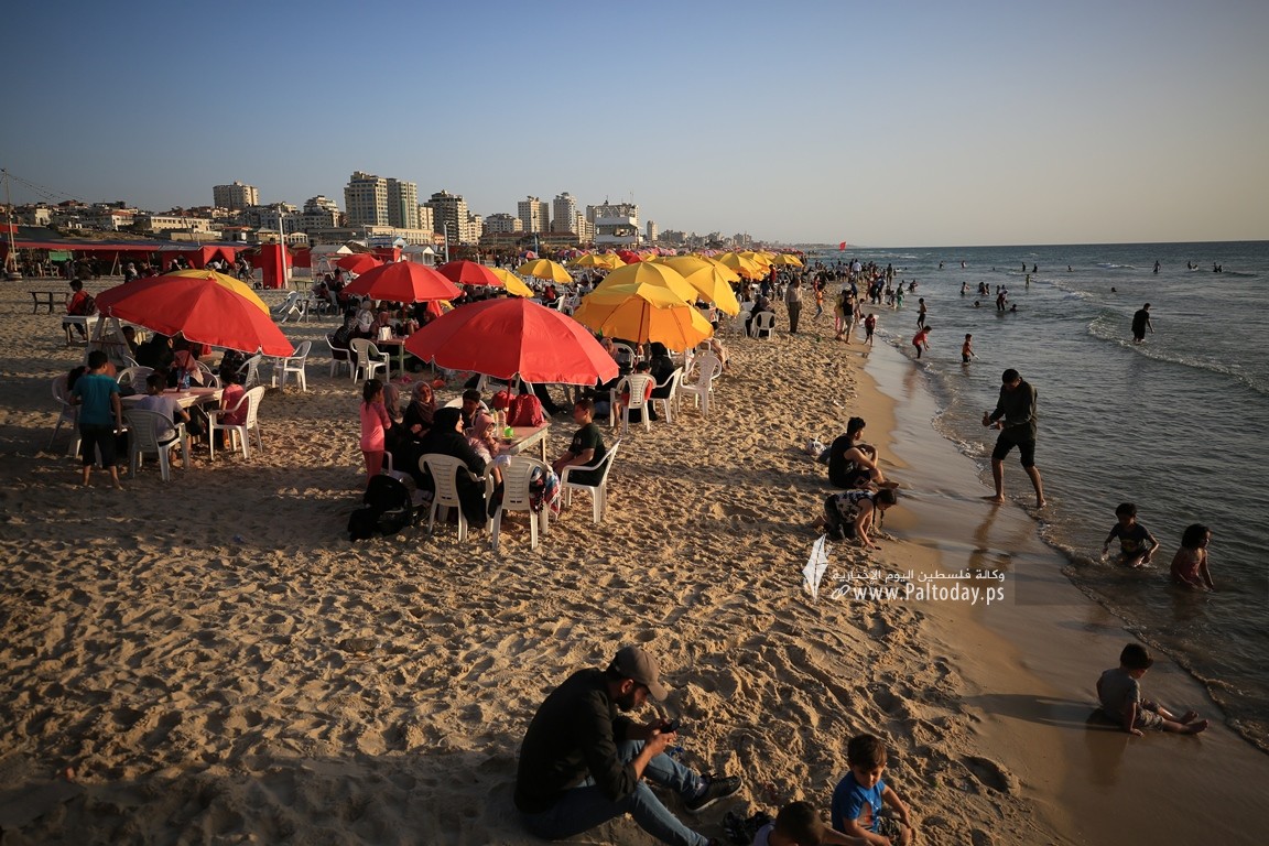  شاطئ بحر غزة المتنفّس الوحيد لأهالي القطاع المحاصر (22).JPG