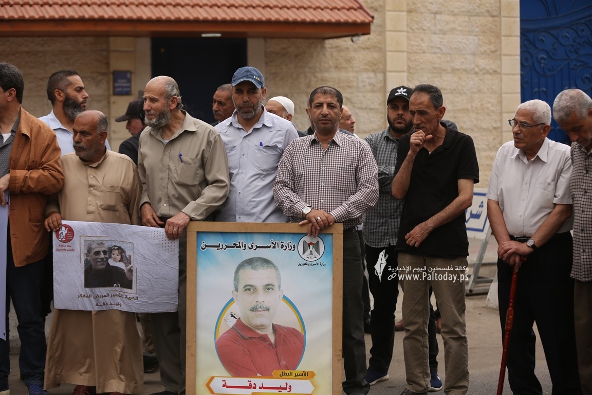 مهجة القدس ومركز حنظلة ينظمان وقفة دعم وإسناد للأسير وليد دقة أمام مقر المندوب السامي غرب مدينة غزة (11).JPG