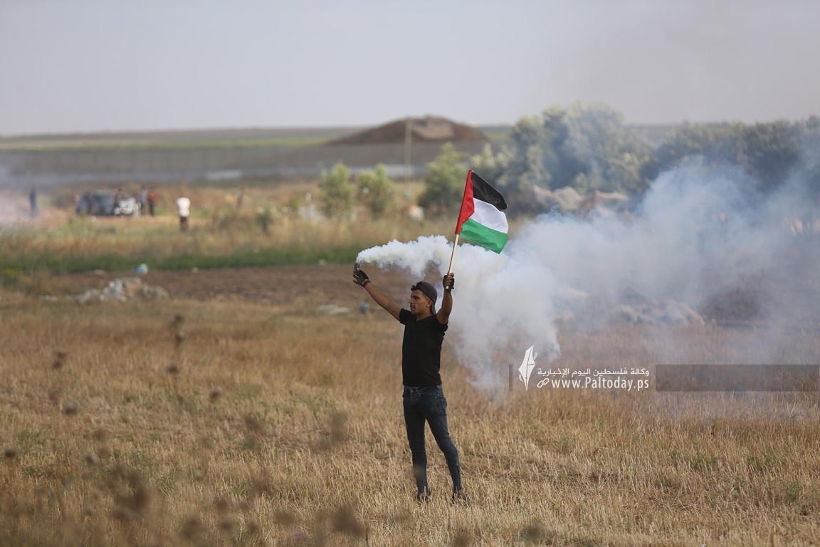 الاحتلال يقمع مسيرة العلم الفلسطيني شرق مدينة غزة (32).JPG