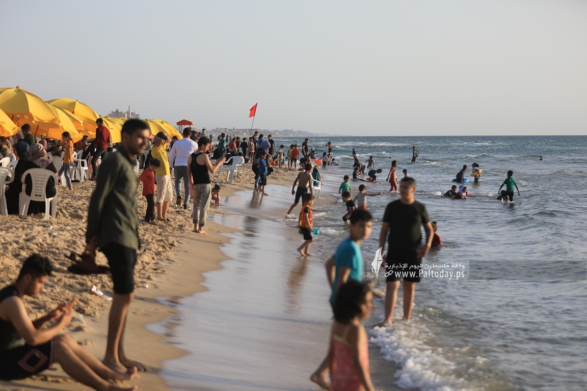  شاطئ بحر غزة المتنفّس الوحيد لأهالي القطاع المحاصر (6).JPG