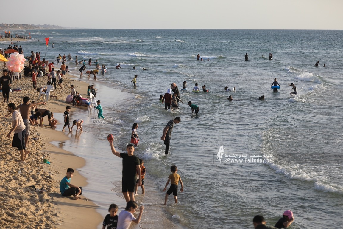  شاطئ بحر غزة المتنفّس الوحيد لأهالي القطاع المحاصر (2).JPG