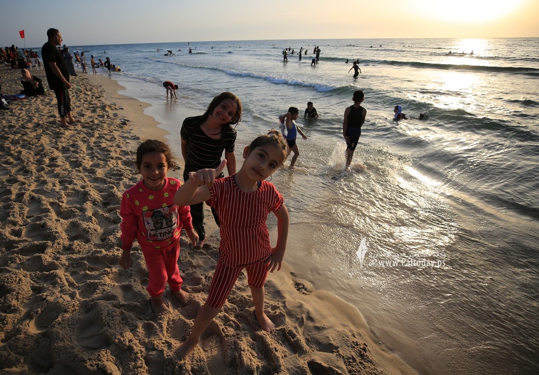  شاطئ بحر غزة المتنفّس الوحيد لأهالي القطاع المحاصر (23).JPG