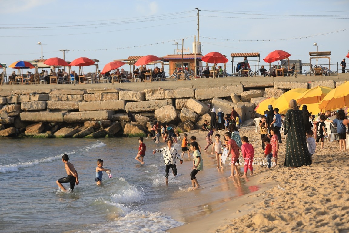  شاطئ بحر غزة المتنفّس الوحيد لأهالي القطاع المحاصر (10).JPG