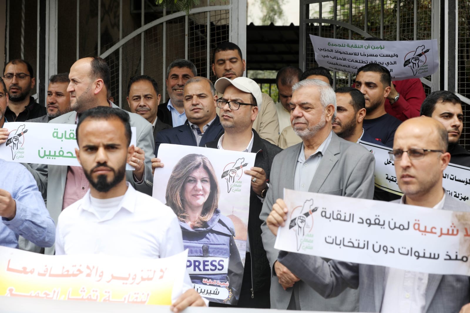 صور من الاعتصام الذي نظمه حراك الصحفيين ضد انتخابات نقابة الصحفيين (2).jpg