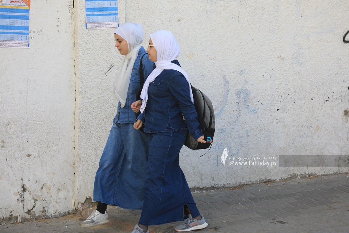 طلبة الثانوية العامة في غزة يتوجهون لقاعات الامتحان في اليوم الأول لامتحانات التوجيهي (3).JPG