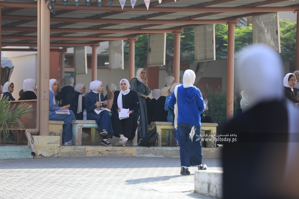 طلبة الثانوية العامة في غزة يتوجهون لقاعات الامتحان في اليوم الأول لامتحانات التوجيهي (11).JPG