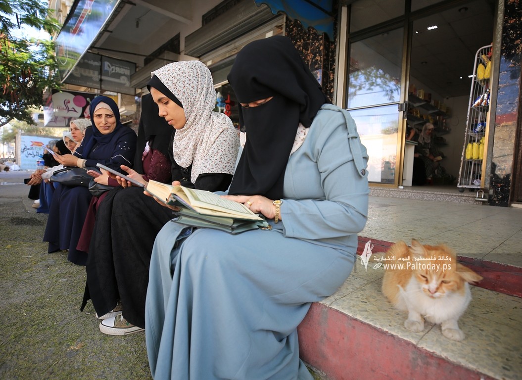 أهالى طلاب الثانوية العامة امام قاعات تقديم الامتحانات في غزة (3).JPG
