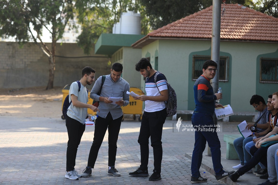 طلبة الثانوية العامة في غزة يتوجهون لقاعات الامتحان في اليوم الأول لامتحانات التوجيهي (9).JPG