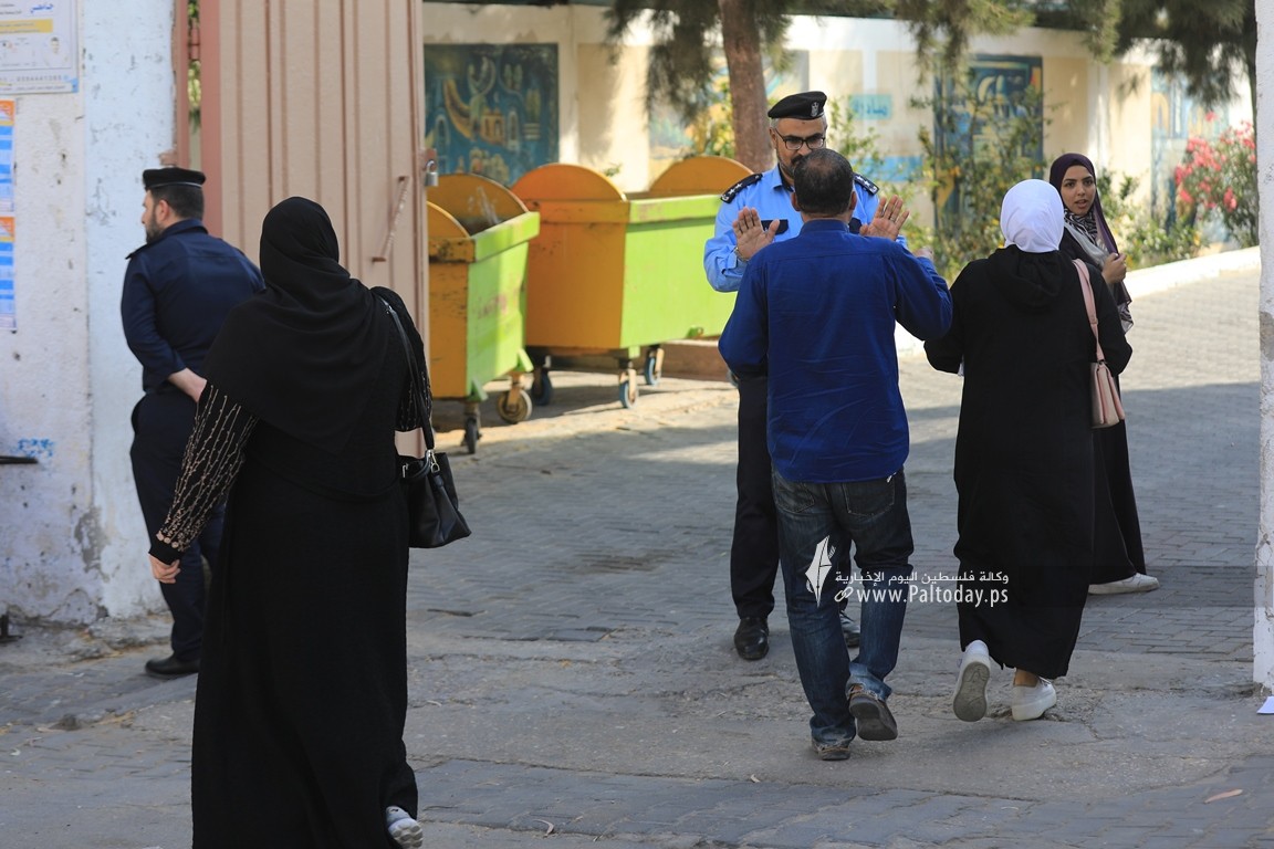 طلبة الثانوية العامة في غزة يتوجهون لقاعات الامتحان في اليوم الأول لامتحانات التوجيهي (14).JPG