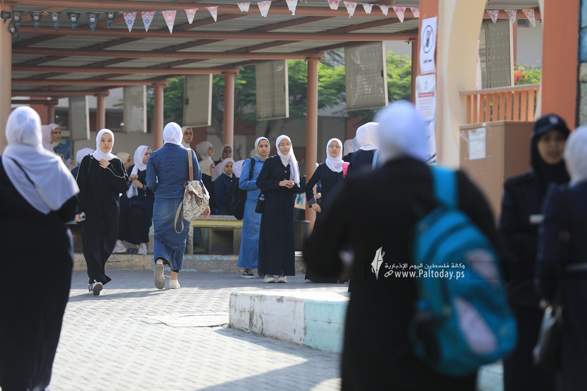 طلبة الثانوية العامة في غزة يتوجهون لقاعات الامتحان في اليوم الأول لامتحانات التوجيهي (12).JPG
