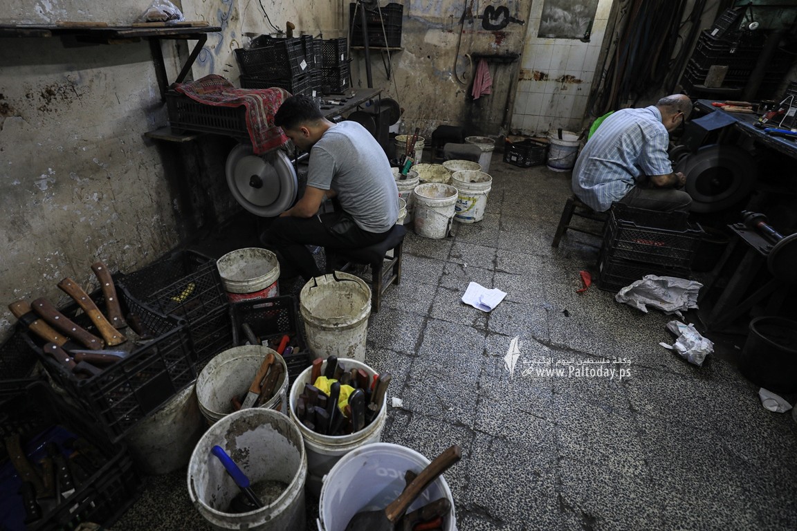 سن السكاكين.. مهنة قديمة ينعشها عيد الأضحى (6).JPG