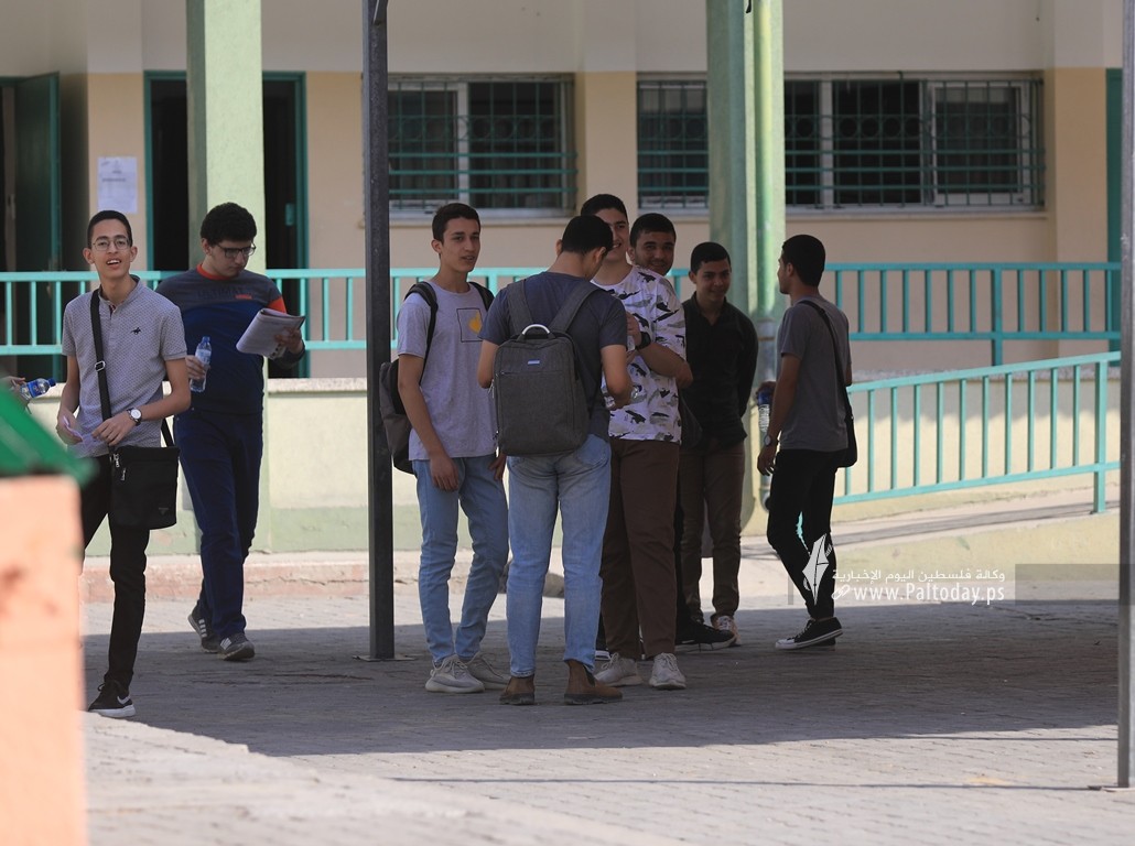 طلبة الثانوية العامة في غزة يتوجهون لقاعات الامتحان في اليوم الأول لامتحانات التوجيهي (6).JPG
