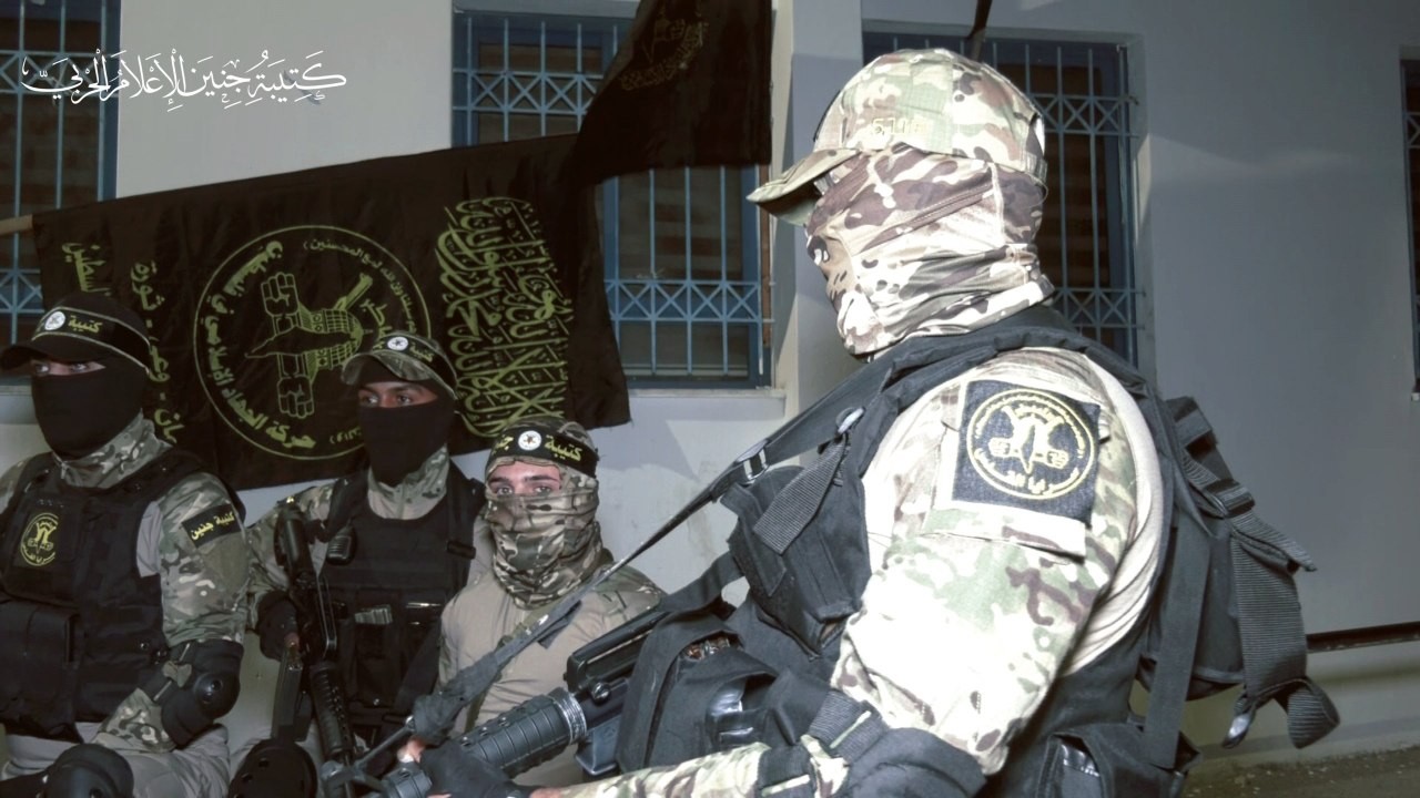 قايا حطام ناقلة الجند (النمر) التي فجرتها سرايا القدس5.jpg
