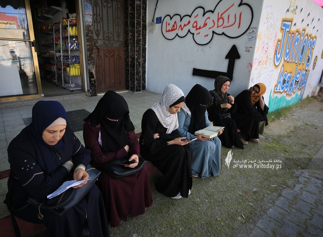أهالى طلاب الثانوية العامة امام قاعات تقديم الامتحانات في غزة (4).JPG