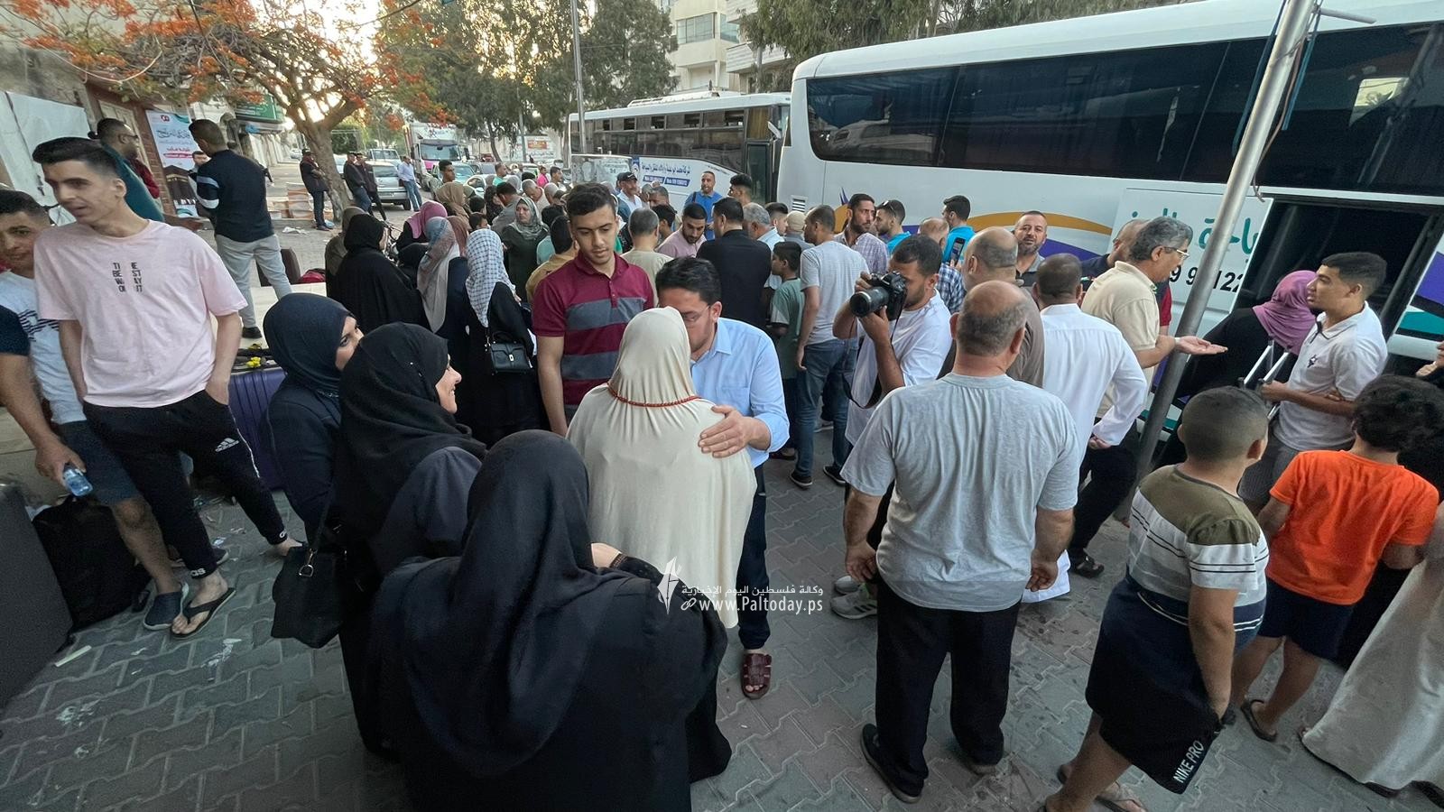 تجمع حجاج غزة استعدادا لمغادرتهم وأداء مناسك الحج (2).jpg