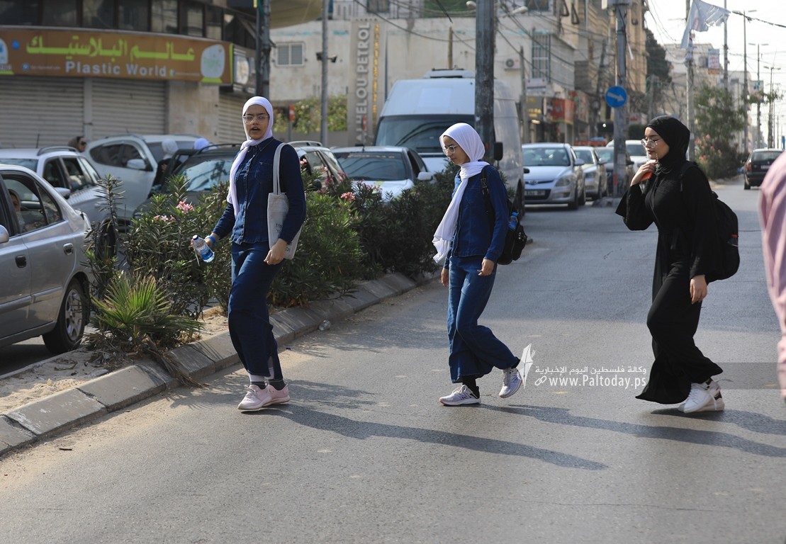 طلبة الثانوية العامة في غزة يتوجهون لقاعات الامتحان في اليوم الأول لامتحانات التوجيهي (15).JPG