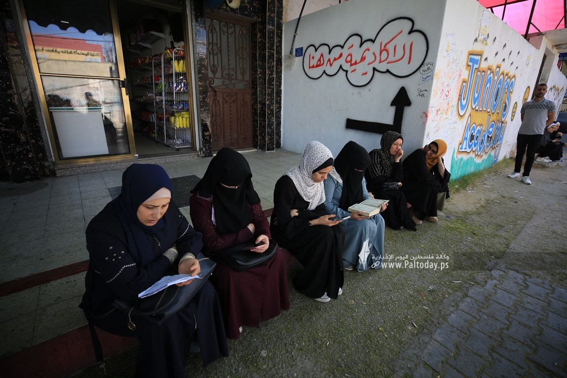أهالى طلاب الثانوية العامة امام قاعات تقديم الامتحانات في غزة (5).JPG