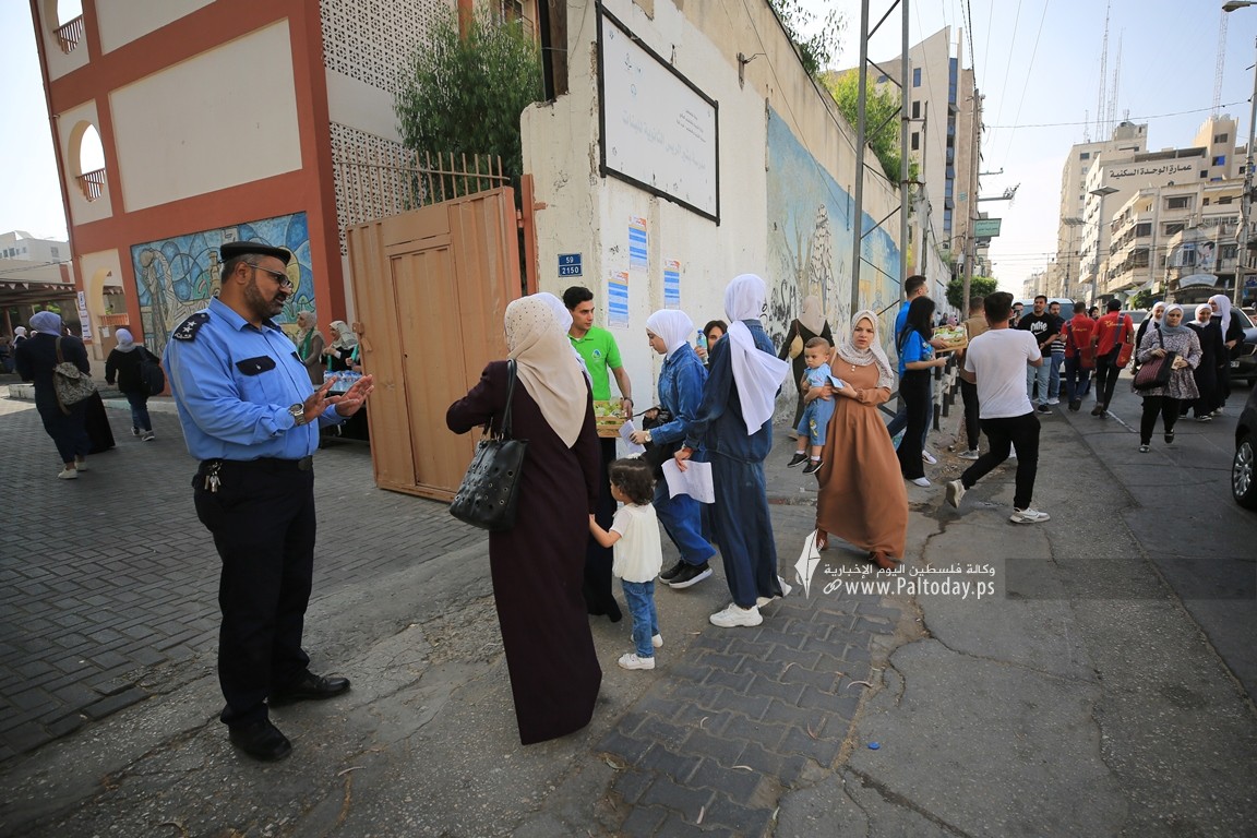 طلبة الثانوية العامة في غزة يتوجهون لقاعات الامتحان في اليوم الأول لامتحانات التوجيهي (17).JPG