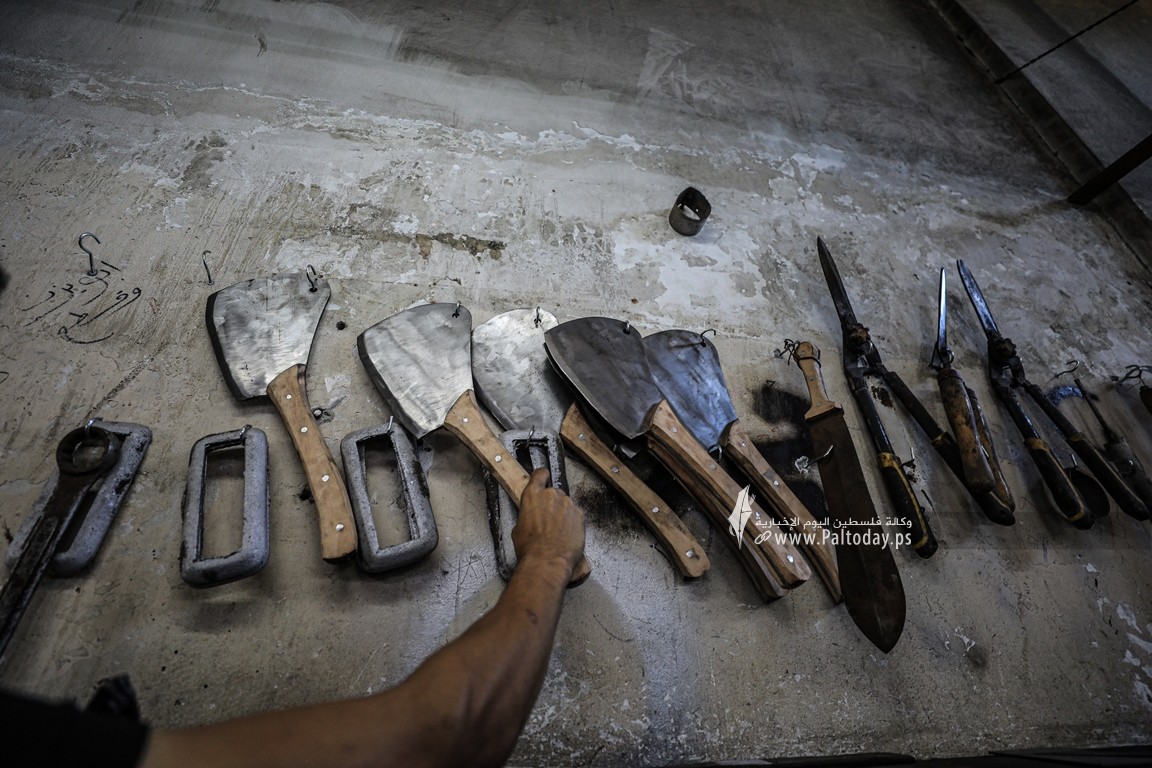 سن السكاكين.. مهنة قديمة ينعشها عيد الأضحى (8).JPG
