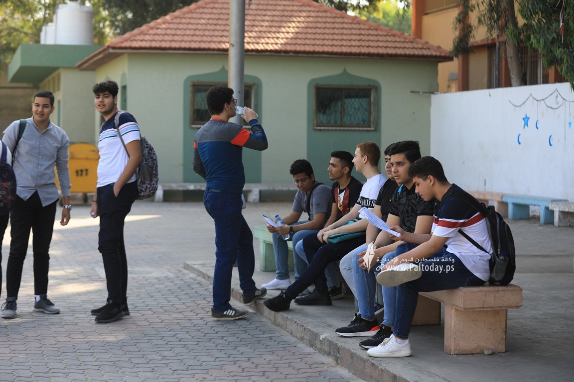 طلبة الثانوية العامة في غزة يتوجهون لقاعات الامتحان في اليوم الأول لامتحانات التوجيهي (8).JPG