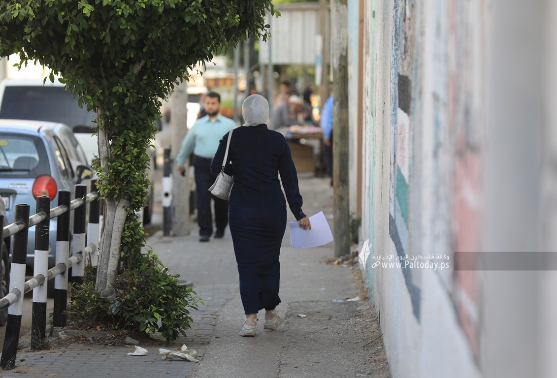 طلبة الثانوية العامة في غزة يتوجهون لقاعات الامتحان في اليوم الأول لامتحانات التوجيهي (4).JPG