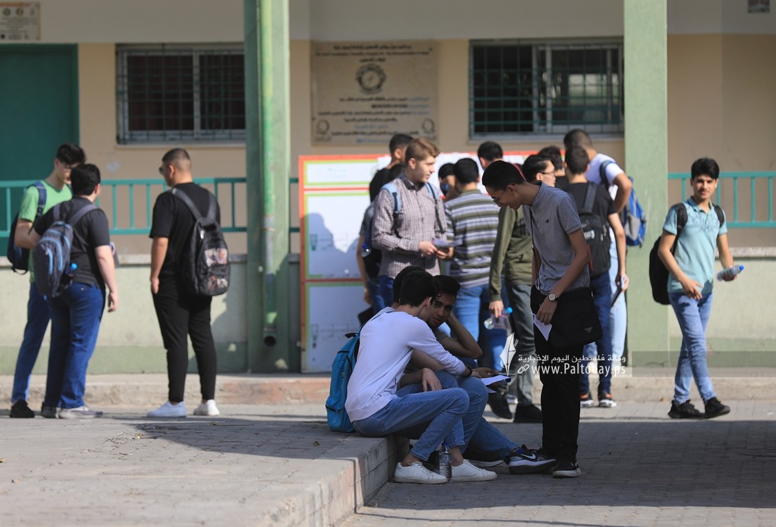طلبة الثانوية العامة في غزة يتوجهون لقاعات الامتحان في اليوم الأول لامتحانات التوجيهي (7).JPG