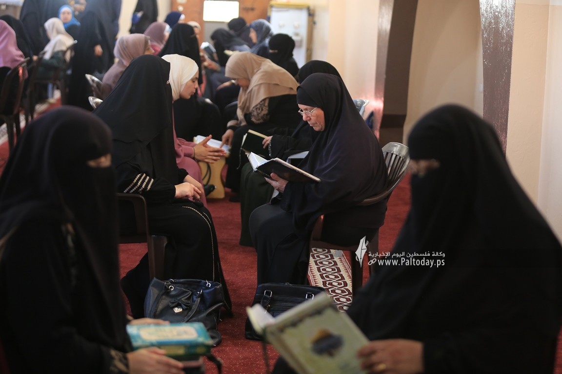   اللجنة الدعوية وجمعية اقرأ تنظم  السرد القرآني لعشرة أجزاء للطالبات الحافظات للقرآن الكريم (14).JPG