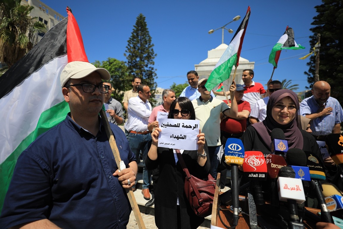 الحراك الصحفي النقابي ينظم وقفة تضامن مع الصحفيين الذين تعرضوا للاعتداءات الاسرائيلية فى مخيم جنين والضفة المحتلة (4).JPG