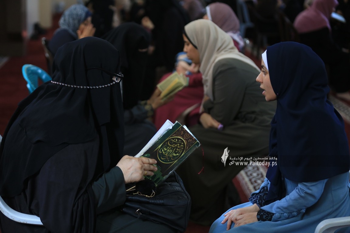   اللجنة الدعوية وجمعية اقرأ تنظم  السرد القرآني لعشرة أجزاء للطالبات الحافظات للقرآن الكريم (9).JPG