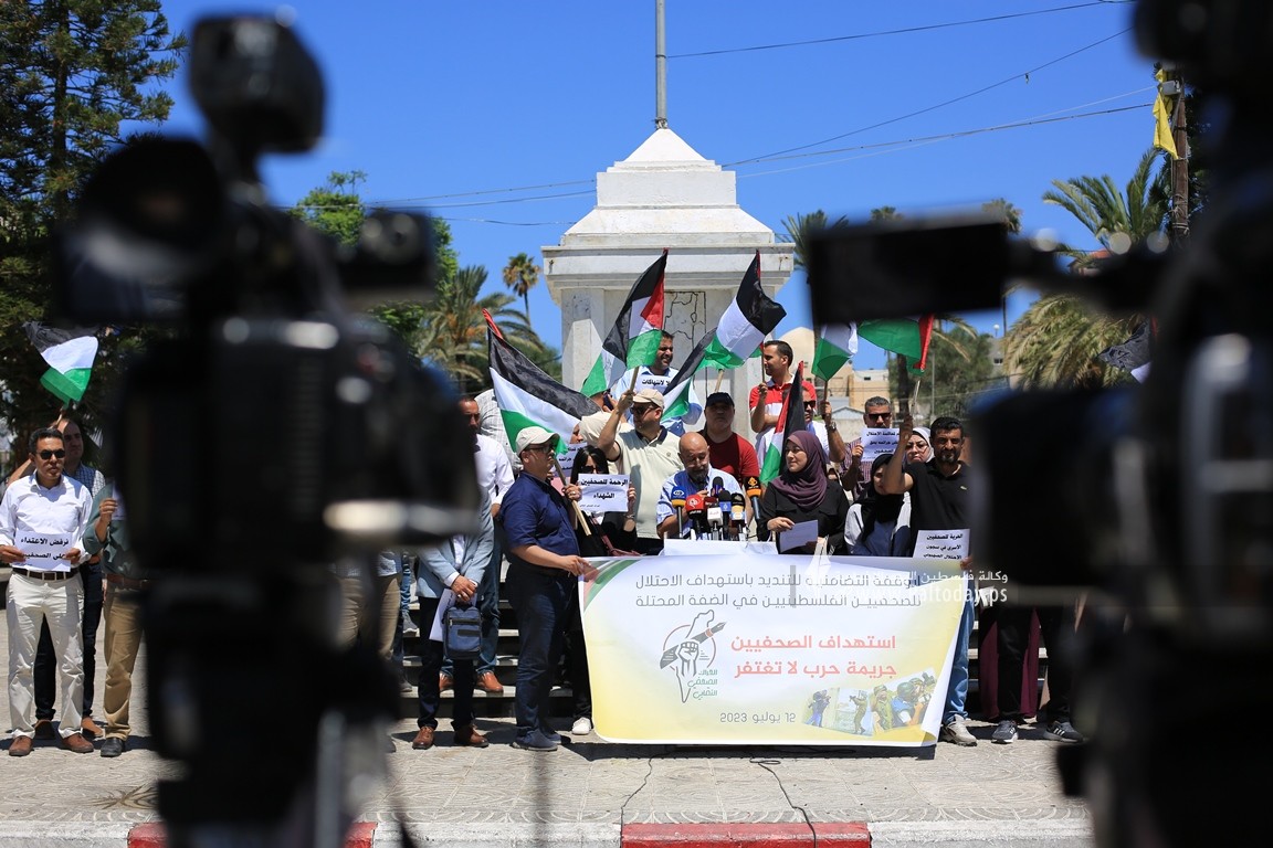  الحراك الصحفي النقابي ينظم وقفة تضامن مع الصحفيين الذين تعرضوا للاعتداءات الاسرائيلية فى مخيم جنين والضفة المحتلة (13).JPG