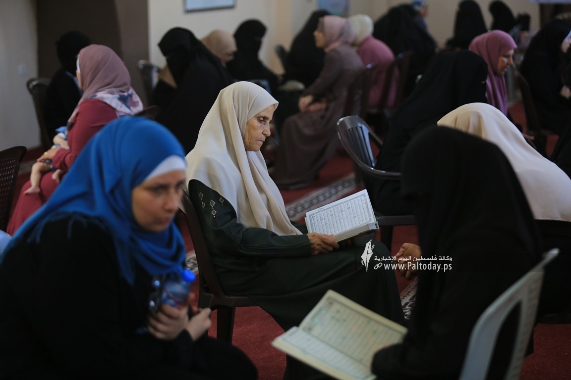   اللجنة الدعوية وجمعية اقرأ تنظم  السرد القرآني لعشرة أجزاء للطالبات الحافظات للقرآن الكريم (12).JPG