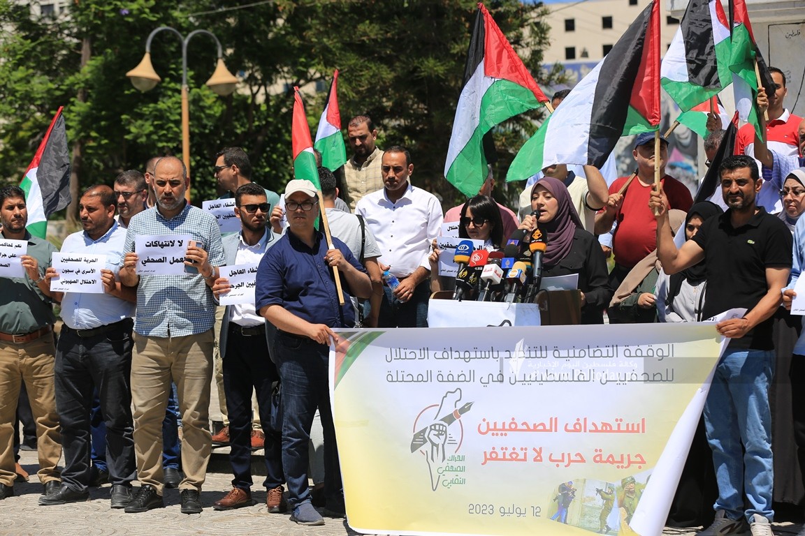  الحراك الصحفي النقابي ينظم وقفة تضامن مع الصحفيين الذين تعرضوا للاعتداءات الاسرائيلية فى مخيم جنين والضفة المحتلة (6).JPG