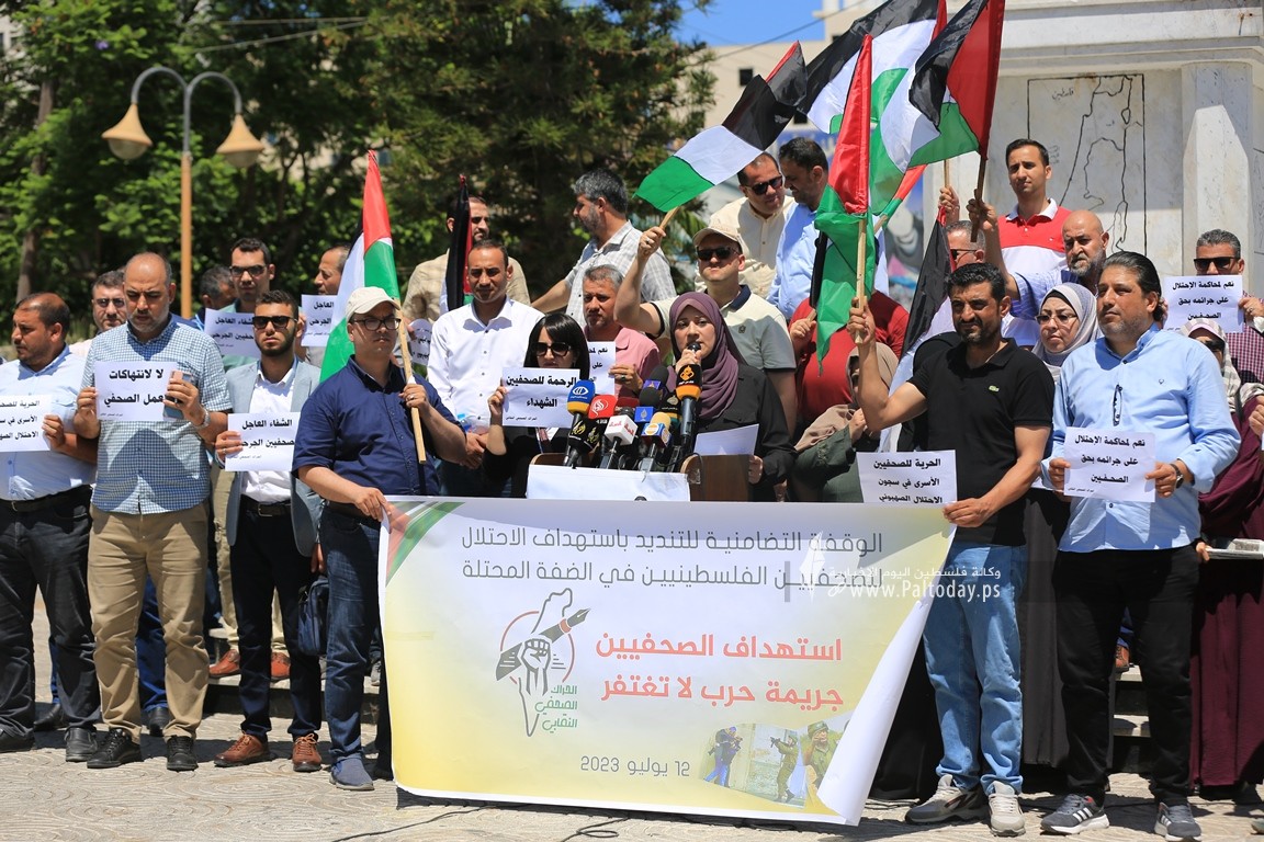 الحراك الصحفي النقابي ينظم وقفة تضامن مع الصحفيين الذين تعرضوا للاعتداءات الاسرائيلية فى مخيم جنين والضفة المحتلة (8).JPG