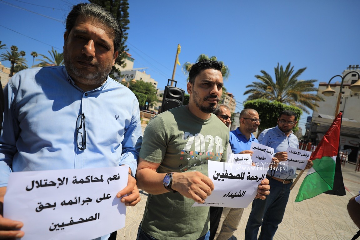  الحراك الصحفي النقابي ينظم وقفة تضامن مع الصحفيين الذين تعرضوا للاعتداءات الاسرائيلية فى مخيم جنين والضفة المحتلة (3).JPG