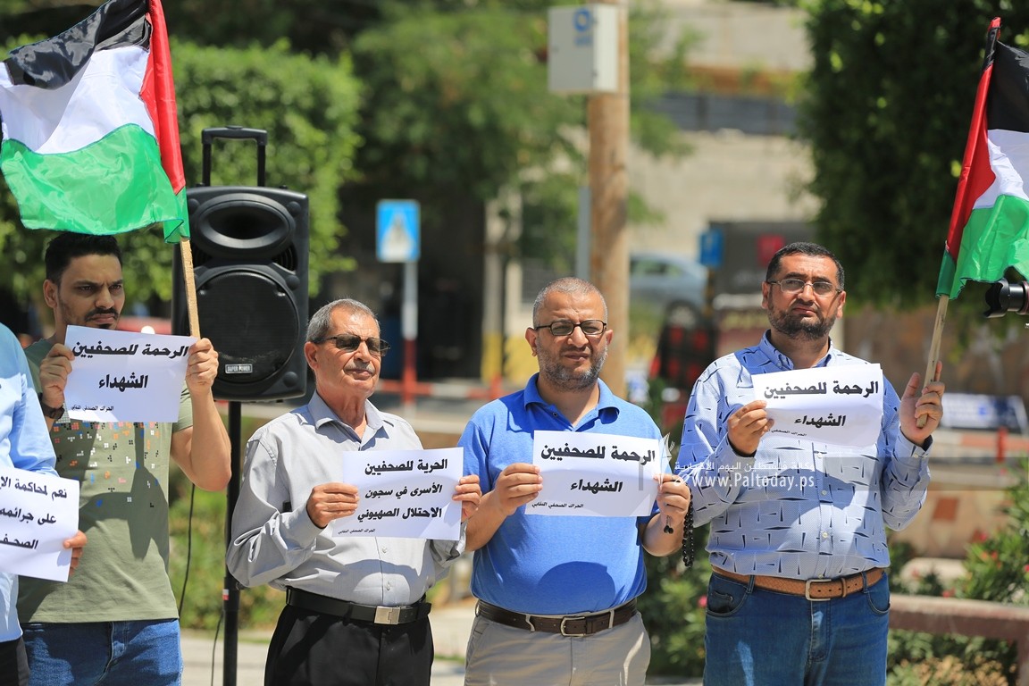  الحراك الصحفي النقابي ينظم وقفة تضامن مع الصحفيين الذين تعرضوا للاعتداءات الاسرائيلية فى مخيم جنين والضفة المحتلة (11).JPG