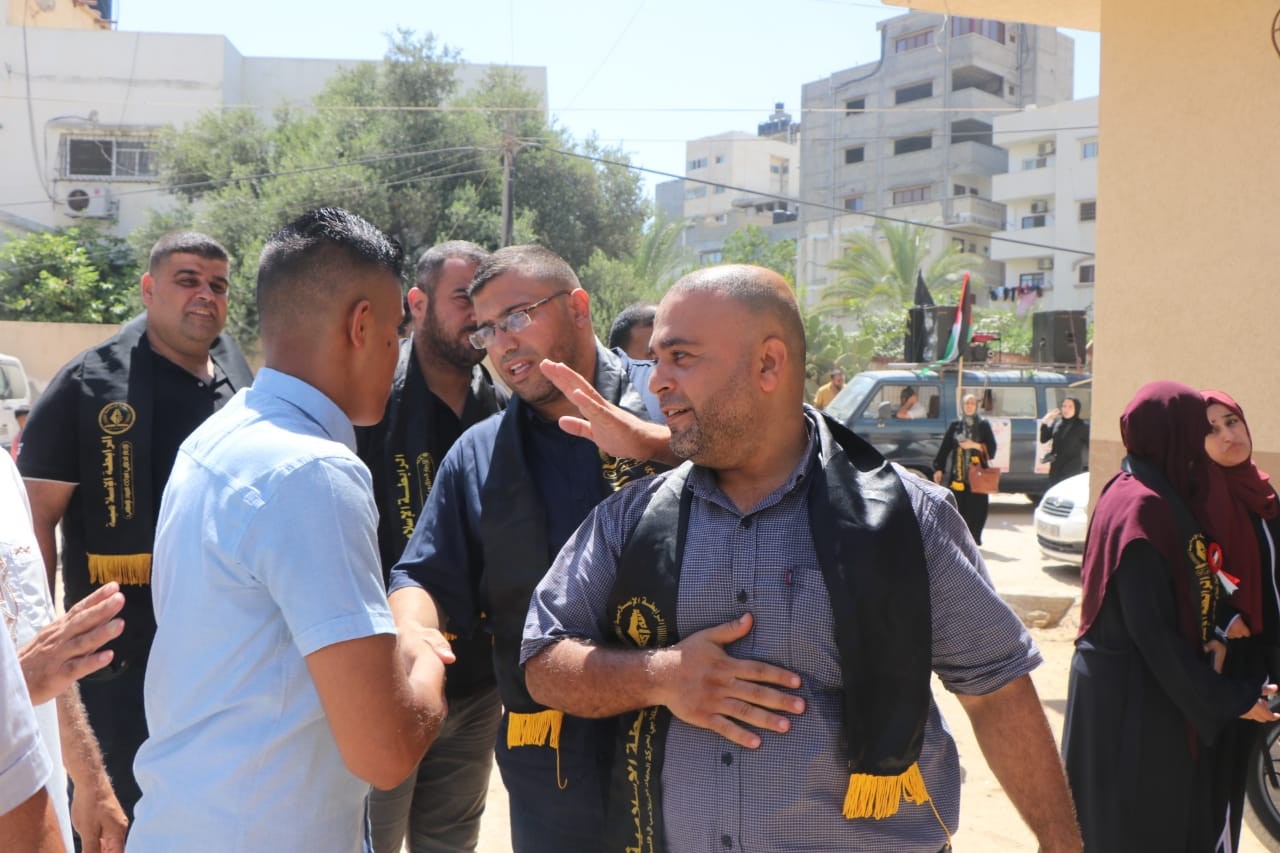 مال حسام شملخ ابن الشهيد القائد حسام شملخ  بمناسبة تفوقه في الثانوية العامة (3).jpeg