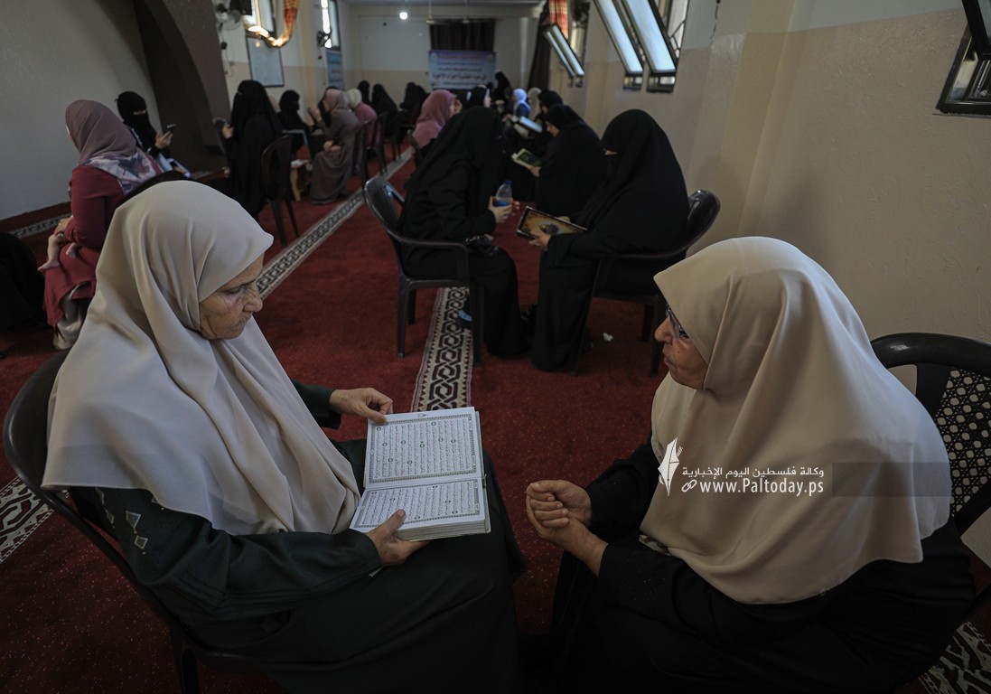   اللجنة الدعوية وجمعية اقرأ تنظم  السرد القرآني لعشرة أجزاء للطالبات الحافظات للقرآن الكريم (5).JPG