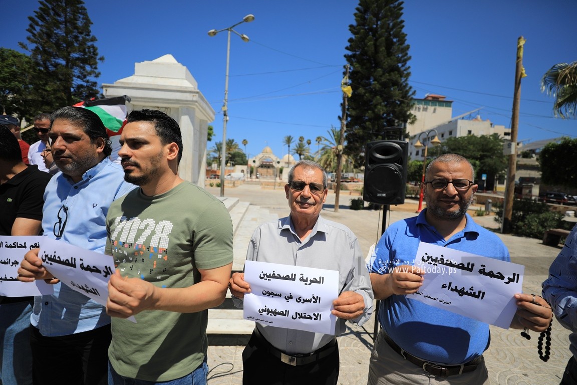  الحراك الصحفي النقابي ينظم وقفة تضامن مع الصحفيين الذين تعرضوا للاعتداءات الاسرائيلية فى مخيم جنين والضفة المحتلة (2).JPG