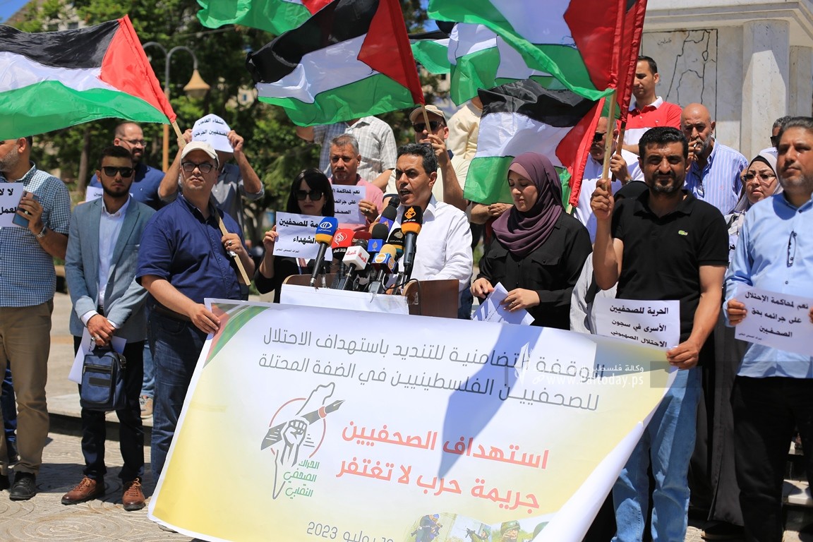  الحراك الصحفي النقابي ينظم وقفة تضامن مع الصحفيين الذين تعرضوا للاعتداءات الاسرائيلية فى مخيم جنين والضفة المحتلة (14).JPG