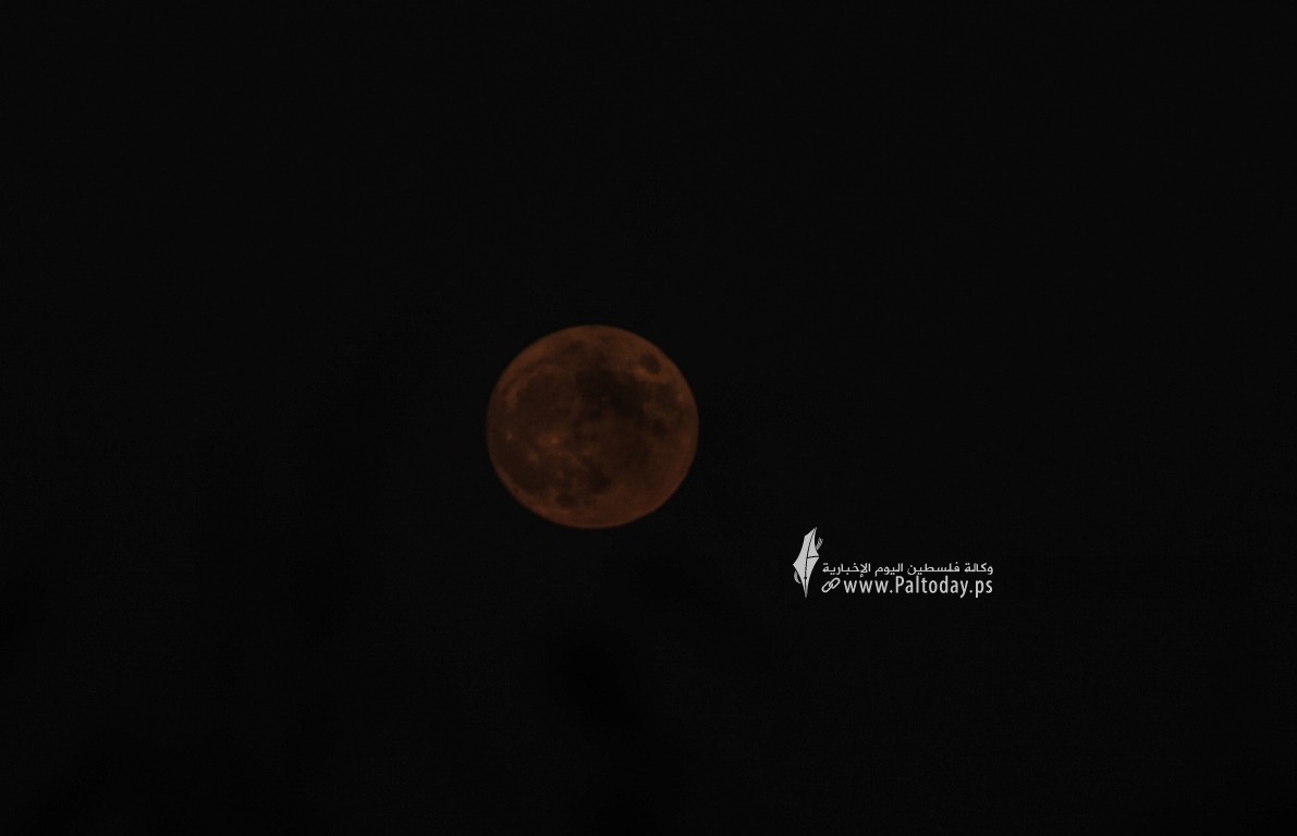  القمر من سماء قطاع غزة  هذا المساء (1).JPG