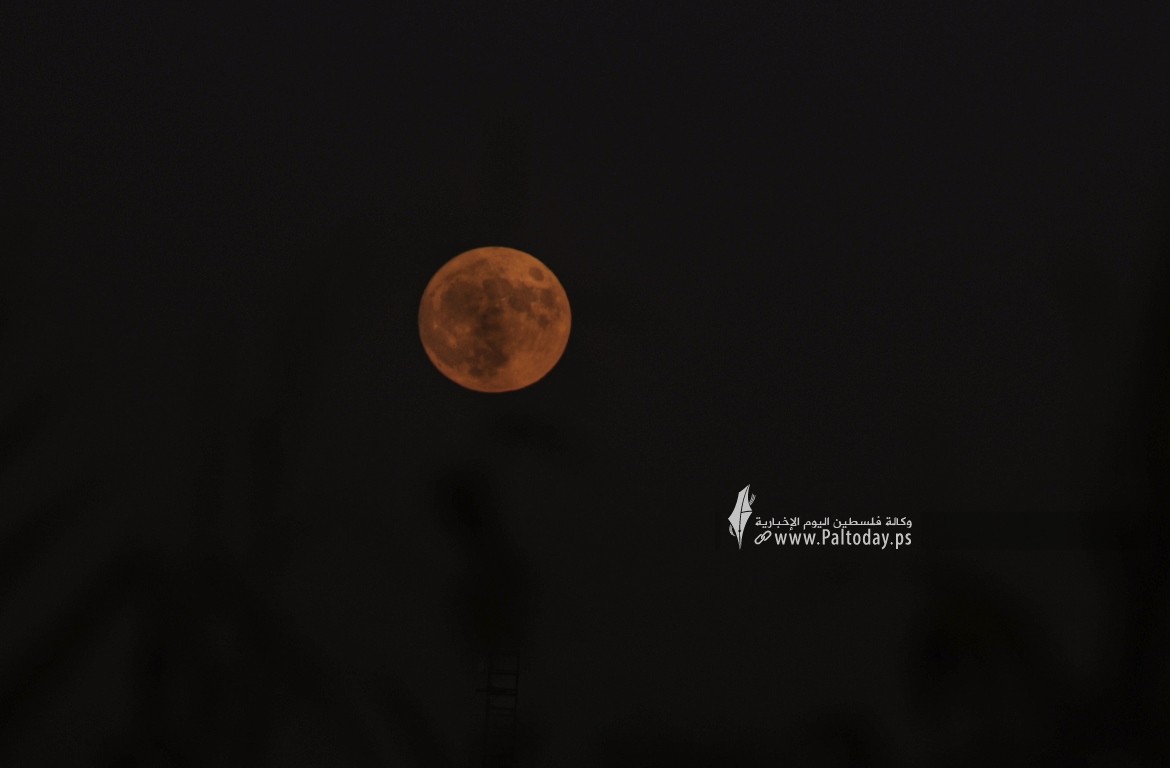 القمر من سماء قطاع غزة  هذا المساء (2).JPG