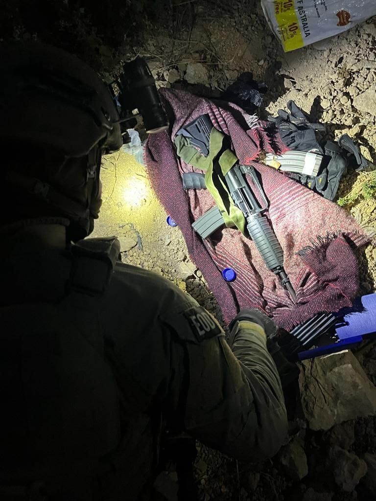 الاحتلال يُعلن اعتقال فلسطينيين من الخليل بزعم تنفيذهما عملية إطلاق النار