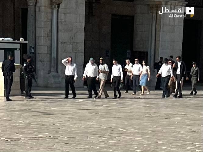 جانب من اقتحام المستوطنين للمسجد الأقصى المبارك بحماية من قوات الاحتلال (3).jpeg