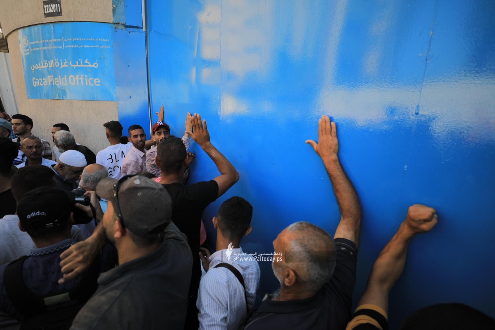 بالصور وقف احتجاجية لمتضرري عدوان الاحتلال أمام بوابة وكالة الغوث بغزة (6).jpeg