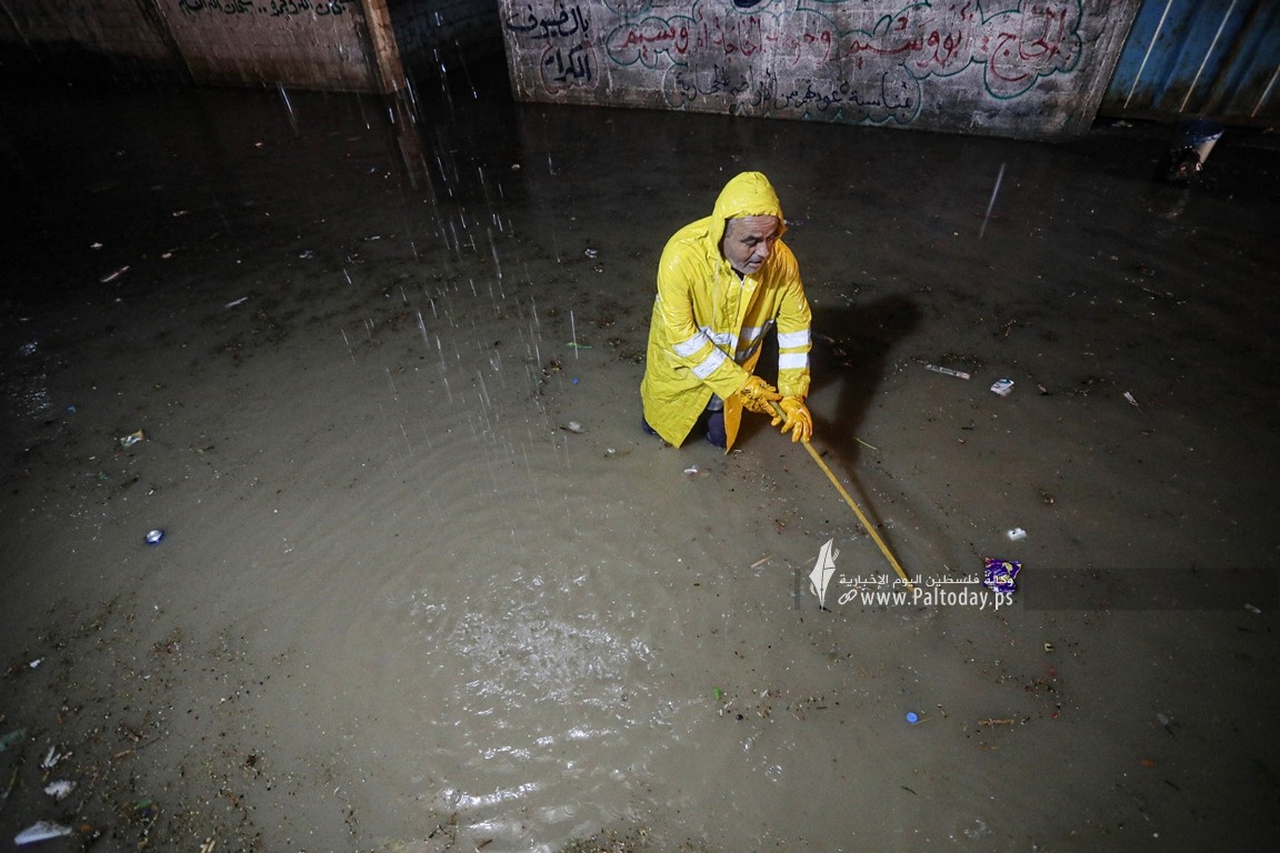  آثار اعصار دانيال الذي وصل فلسطين وأغرق عدد من الشوارع والمنازل بسبب شدة الأمطار (10)