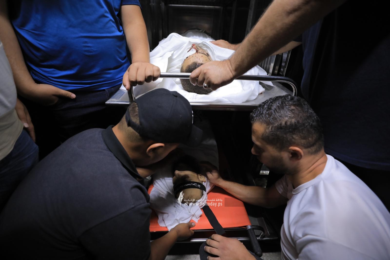 الاستعداد لتشيع جثامين شهداء الامس من داخل مجمع الشفاء..jpeg