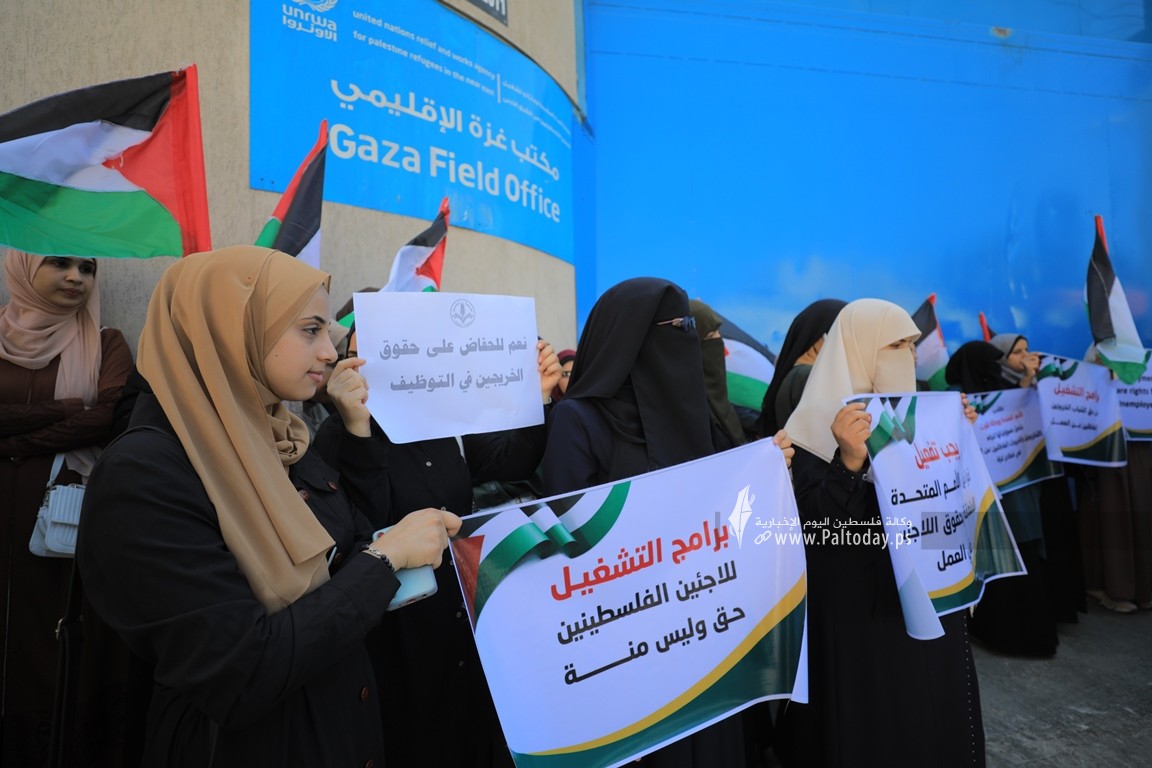 خريجو قطاع غزة العاطلين عن العمل يقذفون المقر الرئيسي للأونروا بالبيض (3).JPG