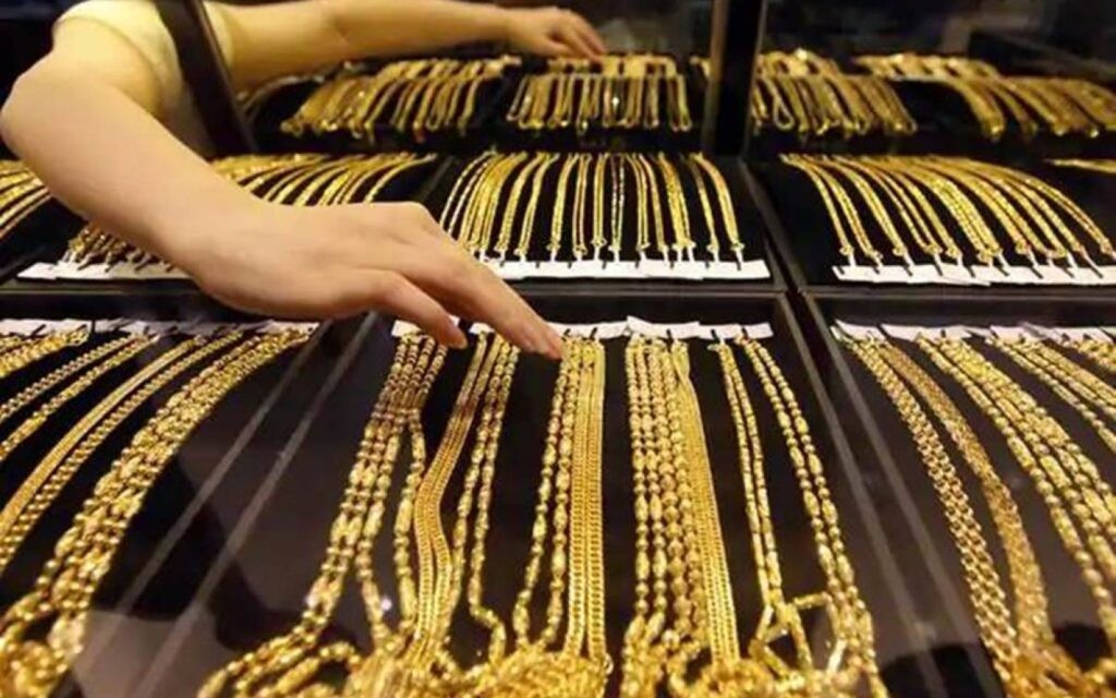 سعر الذهب اليوم بعد ارتفاع الدولار عالمياً.. العقود الفورية للذهب والدولار